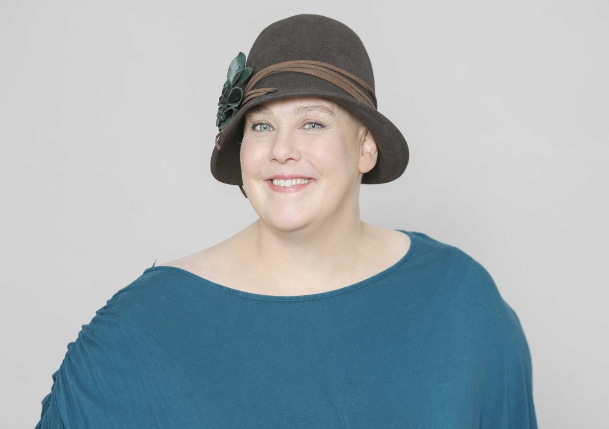 Dóra með hatt.JPG