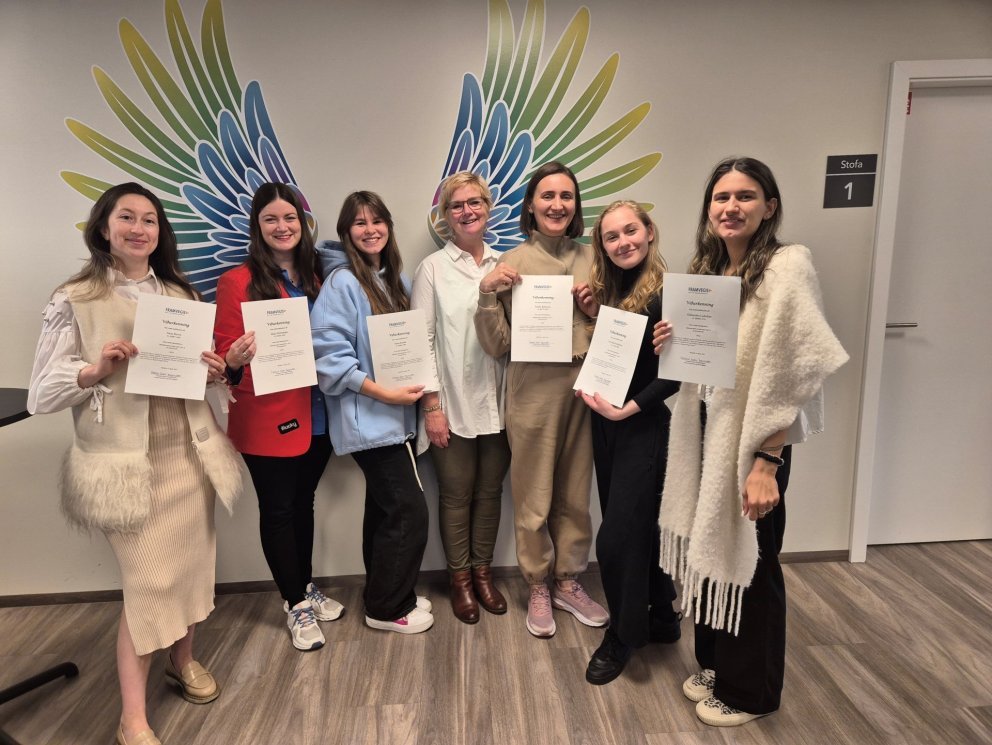 Hluti hópsins hjá Mjúk Iceland við útskrift úr Íslensku 1. Katrín kennari er fyrir miðju og Anna Mor…